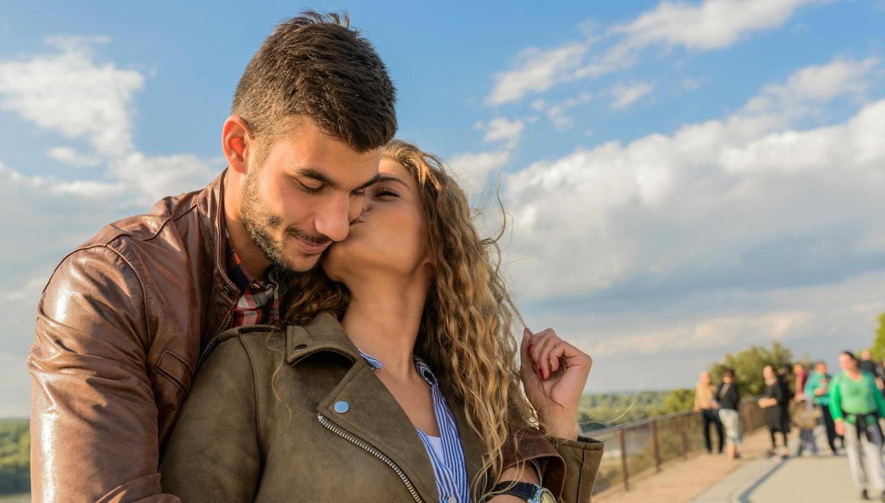 couple kissing